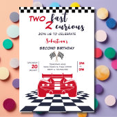 Twee snelle 2 nieuwsgierige tweede kinderverjaarda kaart