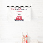 Twee snelle 2 nieuwsgierige tweede kinderverjaarda spandoek (Insitu)