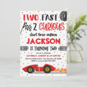 Twee snelle 2 nieuwsgierige uitnodiging van de ver (Staand voorkant)