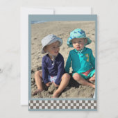 Twee snelle 2 nieuwsgierige verjaardagsuitnodiging kaart (Achterkant)