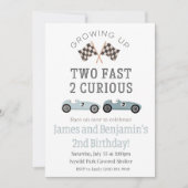 Twee snelle 2 nieuwsgierige verjaardagsuitnodiging kaart (Voorkant)