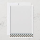 Twee snelle 2 nieuwsgierige verjaardagsuitnodiging kaart (Achterkant)