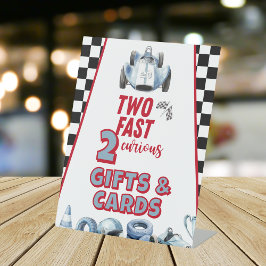Twee snelle 2e verjaardag Jongen Racen Auto Cadeau Reclamebord Met Voetstuk