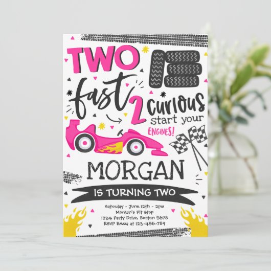 Twee snelle 2e verjaardagsfeestje roze raceauto fe kaart (Staand voorkant)