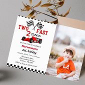 Twee snelle autojongens op de tweede verjaardag kaart