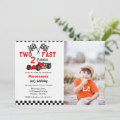 Twee snelle autojongens op de tweede verjaardag kaart (Staand voorkant)