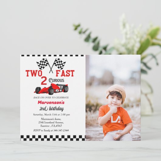 Twee snelle autojongens op de tweede verjaardag kaart (Staand voorkant)