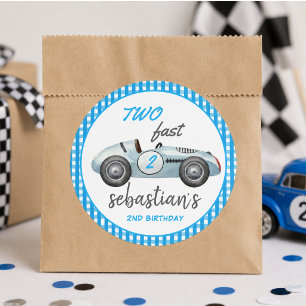 Twee snelle blauwe raceauto 2e verjaardagsuitnodig ronde sticker