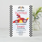 Twee snelle dinosaurus race auto 2e verjaardag par kaart (Staand voorkant)