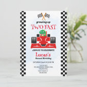 Twee snelle dinosaurus race auto 2e verjaardag par kaart (Staand voorkant)