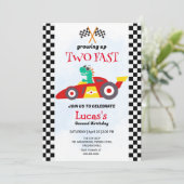 Twee snelle dinosaurus race auto 2e verjaardag par kaart (Staand voorkant)