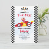 Twee snelle dinosaurus race auto 2e verjaardag par kaart (Staand voorkant)