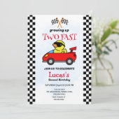 Twee snelle dinosaurus race auto 2e verjaardag par kaart (Staand voorkant)