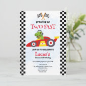 Twee snelle dinosaurus race auto 2e verjaardag par kaart (Staand voorkant)