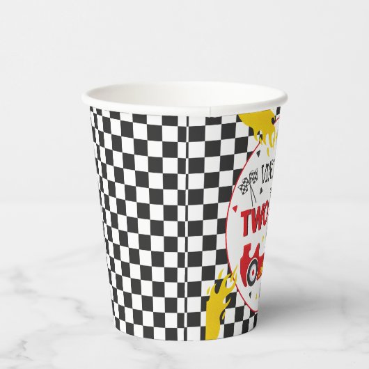 Twee snelle geboortecirkel op de tweede verjaardag papieren bekers (Rechts)