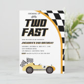 Twee snelle gele race auto verjaardagsfeestuitnodi kaart (Staand voorkant)