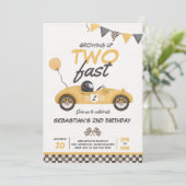 Twee snelle gele rackauto's opgroeien op 2e verjaa kaart (Staand voorkant)