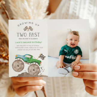 Twee snelle groene monstertruck verjaardagsfoto kaart