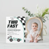 Twee snelle Groene Race Auto Verjaardagsfeestuitno Kaart (Staand voorkant)