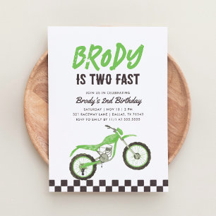 Twee snelle groene vuile fiets jongen 2e verjaarda kaart