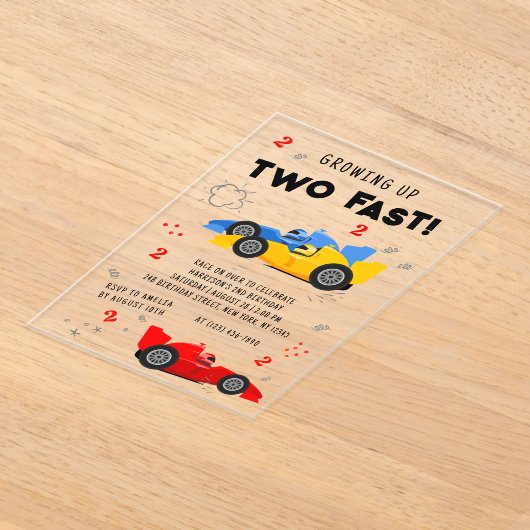 Twee snelle Kinder raceauto's van de tweede verjaa Acryl Uitnodigingen (Laagn)