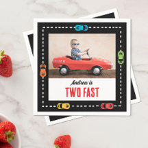 Twee snelle race auto jongens verjaardag foto