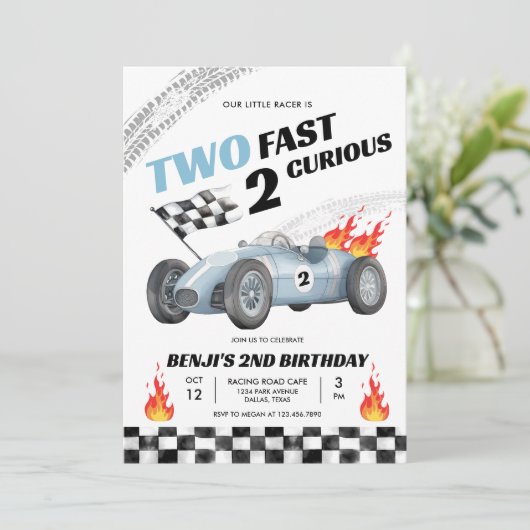 Twee snelle raceauto's racen 2e verjaardag jongen kaart (Staand voorkant)