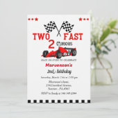 Twee snelle raceauto's tweede verjaardag kaart (Staand voorkant)