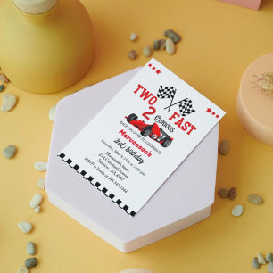 Twee snelle raceauto's tweede verjaardag kaart