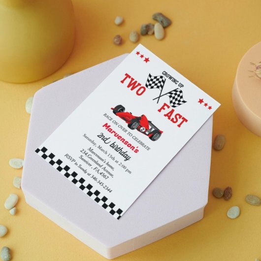 Twee snelle raceauto's tweede verjaardag kaart