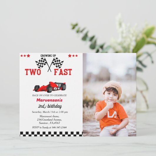 Twee snelle raceauto's, tweede verjaardagsfeest kaart (Staand voorkant)
