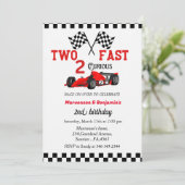 Twee snelle raceauto's tweederangs feest kaart (Staand voorkant)