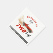 Twee snelle rode raceauto 2e foto verjaardag servet (Hoek)