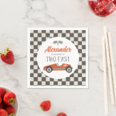 Twee snelle rode raceauto-verjaardag servet (Insitu)
