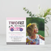 Twee snelle roze race auto meisje tweede verjaarda kaart (Staand voorkant)