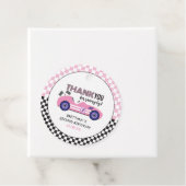 Twee snelle roze race auto tweede verjaardag bedankjes labels (In situ)