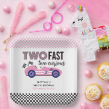 Twee snelle roze race auto tweede verjaardag