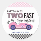 Twee snelle roze race auto tweede verjaardag ronde sticker (Voorkant)