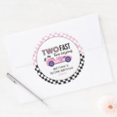 Twee snelle roze race auto tweede verjaardag ronde sticker (Envelop)