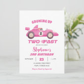 Twee snelle roze  raceauto tweede verjaardag kaart (Staand voorkant)