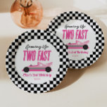 Twee snelle roze ritten tweede verjaardag papieren bordje<br><div class="desc">Dit is een twee snelle Borden voor roze rackauto's van de tweede verjaardag van Birthday Party!</div>
