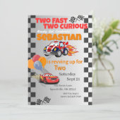 Twee snelle twee nieuwsgierige race auto verjaarda kaart (Staand voorkant)