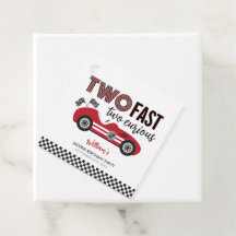 Twee snelle twee nieuwsgierige rode race auto verj