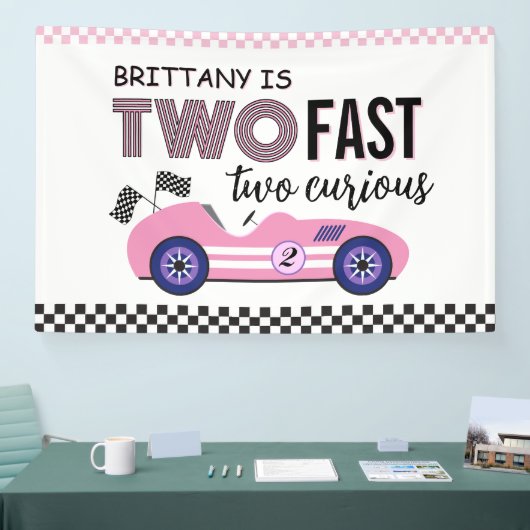 Twee snelle twee nieuwsgierige roze race auto verj spandoek (Beurs)