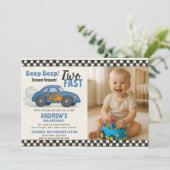 Twee snelle verjaardagsraceauto kaart (Staand voorkant)