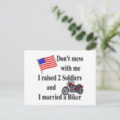 Twee soldaten opgevoed, getrouwd met een fietser briefkaart (Staand voorkant)