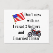 Twee soldaten opgevoed, getrouwd met een fietser briefkaart (Voorkant)