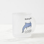 Twee speelse dolfijnen surfen op de golven matglas koffiemok (Voorkant rechts)