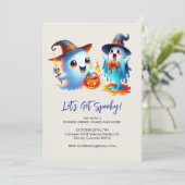 Twee speelse geesten gekleed in heks pet Halloween Kaart (Staand voorkant)