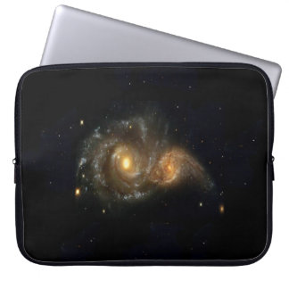 Twee spiraalvormige sterrenstelsels Collide Neopre Laptop Sleeve